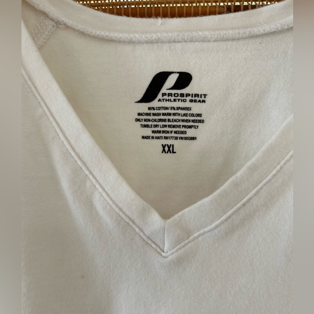 Prospirit Classic White Womens V-Neck Tee XXL. Short sleeves.